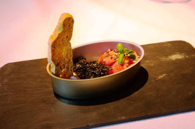 Tartar de atún rojo con algas crujientes y caviar de sésamo - Billy Baroja